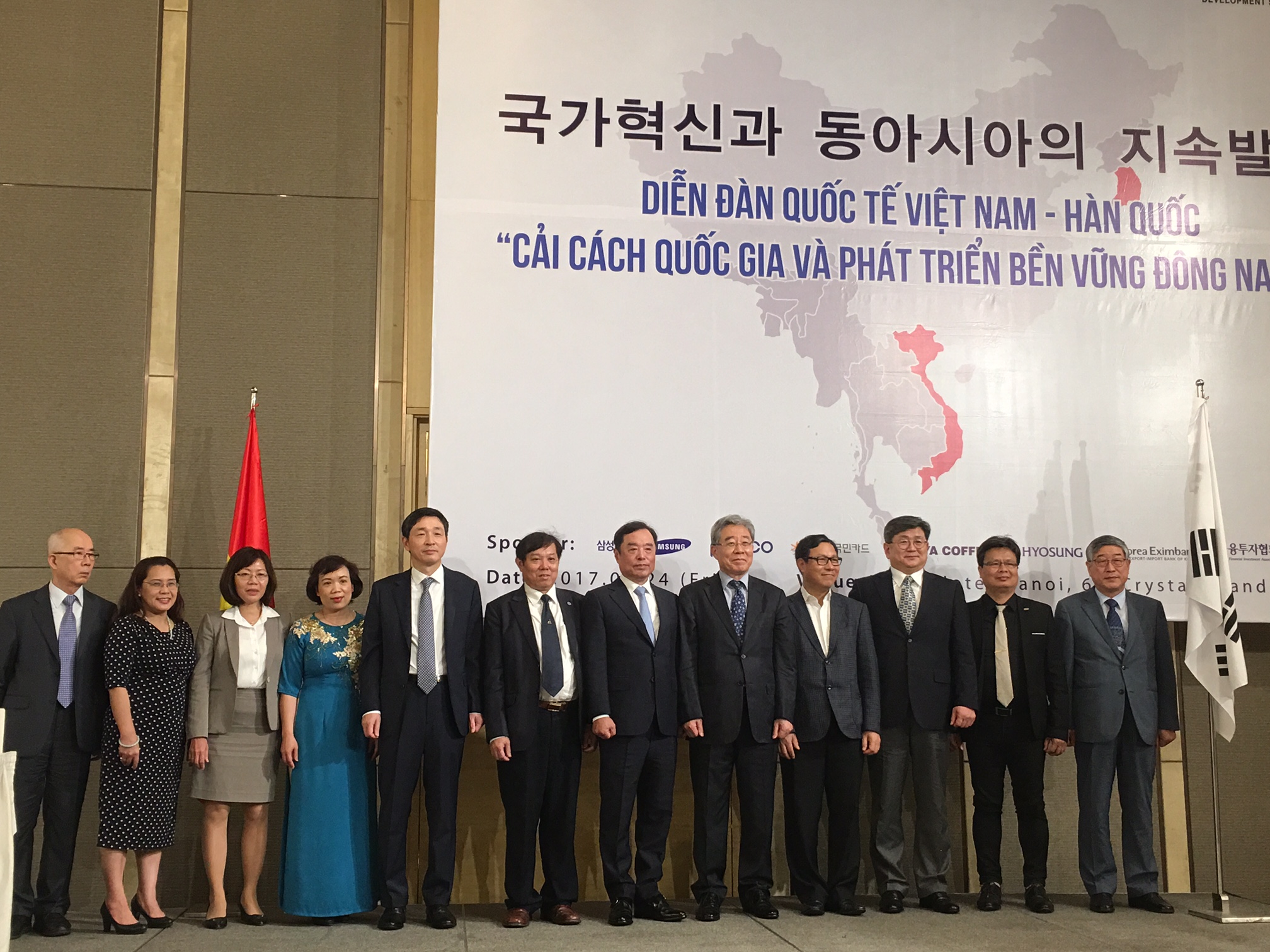 Thứ trưởng Bộ Kế Hoạch và Đầu tư Đặng Huy Đông cùng Đại sứ đặc mệnh toàn quyền Hàn Quốc tại Việt Nam Lee Hyok chụp ảnh cùng các diễn ra tham gia diễn đàn. Ảnh: Hiền Thảo