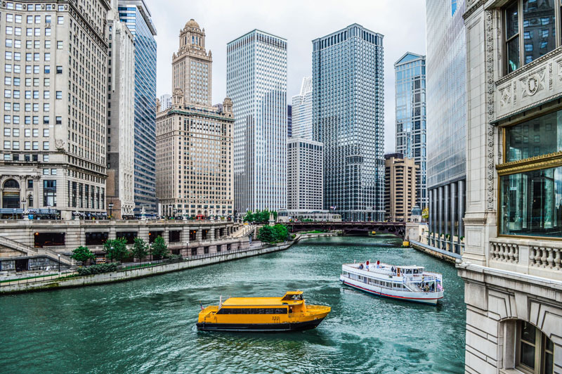 Chicago là thành phố đông dân thứ ba tại Mỹ và là thành phố đông dân nhất tiểu bang Illinois và Trung Tây Mỹ.