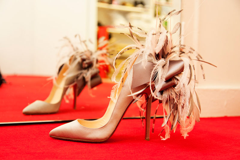 4. Christian Louboutin. Nhãn hiệu thời trang do thiết kế thời trang Pháp cùng tên sáng lập ra. Những đôi giày đế đỏ sản xuất thủ công của Louboutin có giá từ vài trăm USD đến hàng chục, thậm chí là hàng trăm ngàn USD.