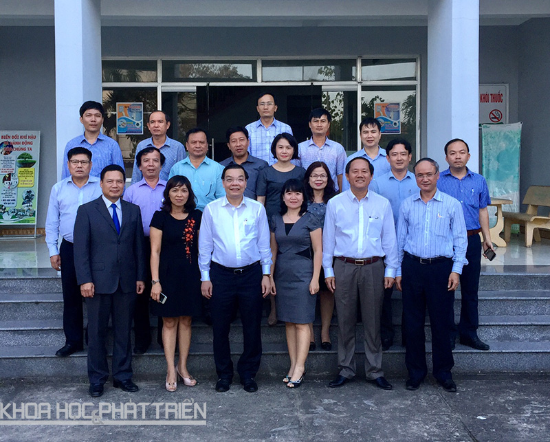 Bộ trưởng cùng đoàn công tác chụp ảnh lưu niệm với các cán bộ Sở Khoa học và Công nghệ tỉnh Quảng Nam.
