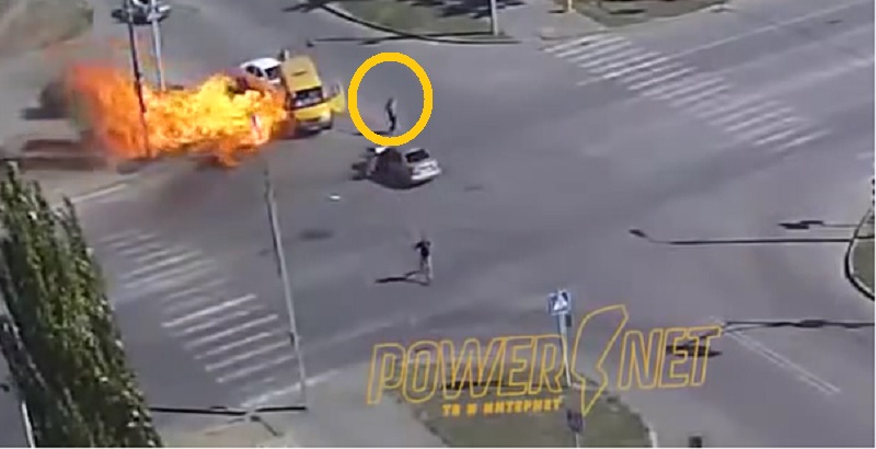 Tài xế chiếc xe ô tô bị phát nổ may mắn thoát chết.