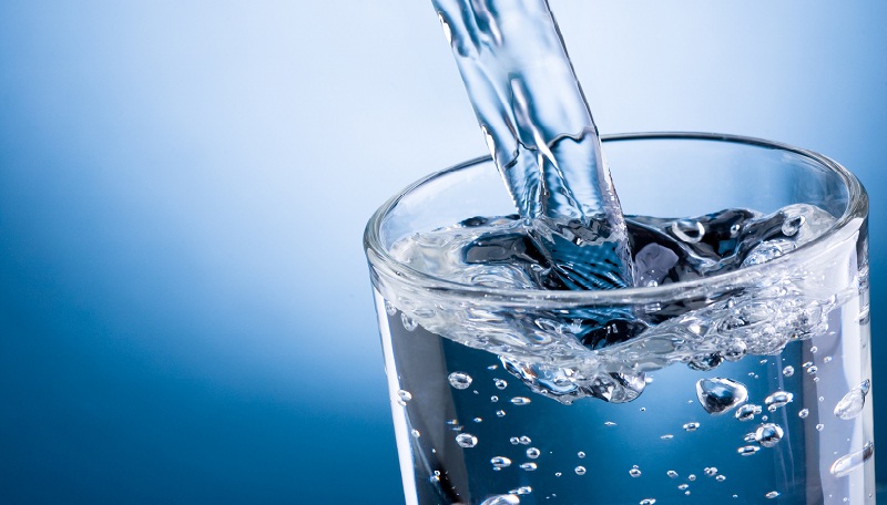 6. Sau khi uống rượu, nên uống nhiều nước. Sử dụng nước chanh, cam, nước đường sẽ giúp giải rượu tốt hơn.