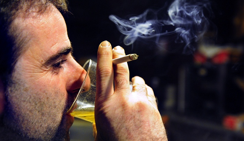 2. Không bao giờ hút thuốc khi uống rượu. Các nhà khoa học ở trường Đại học Missouri, Mĩ đã chứng minh rằng vừa hút thuốc vừa uống rượu làm cho người ta dùng cả hai thứ nhiều hơn.