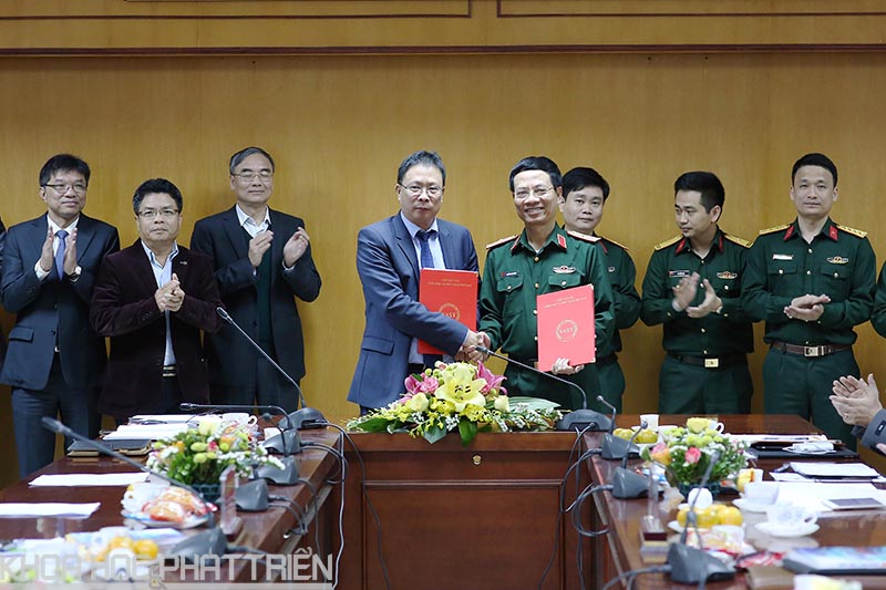 GS.VS Châu Văn Minh - Chủ tịch Viện VAST (bên trái) và Thiếu tướng Nguyễn Mạnh Hùng cùng ký kết hợp tác. 