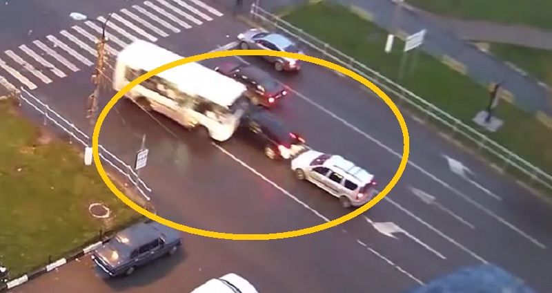 Sau cú va chạm trước đó, chiếc xe buýt đâm vào chiếc ô tô khác đang dừng bên đường.