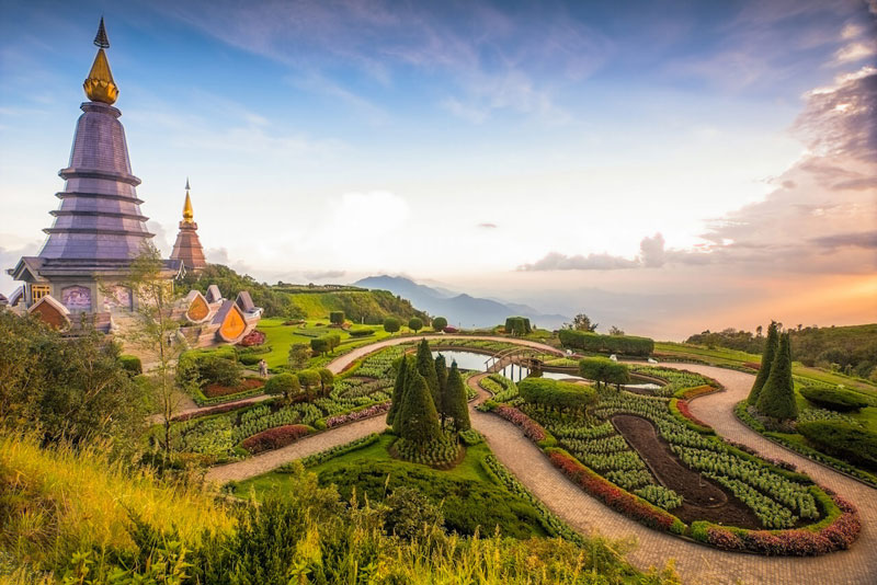 2. Chiang Mai. Được mệnh danh là “đóa hồng phương Bắc” của Thái Lan, Chiang Mai là một điểm đến không thể bỏ qua với những ai yêu thích khám phá vẻ đẹp thiên nhiên và muốn tìm hiểu nền văn hóa truyền thống của các thổ dân sống trên đồi núi cao.