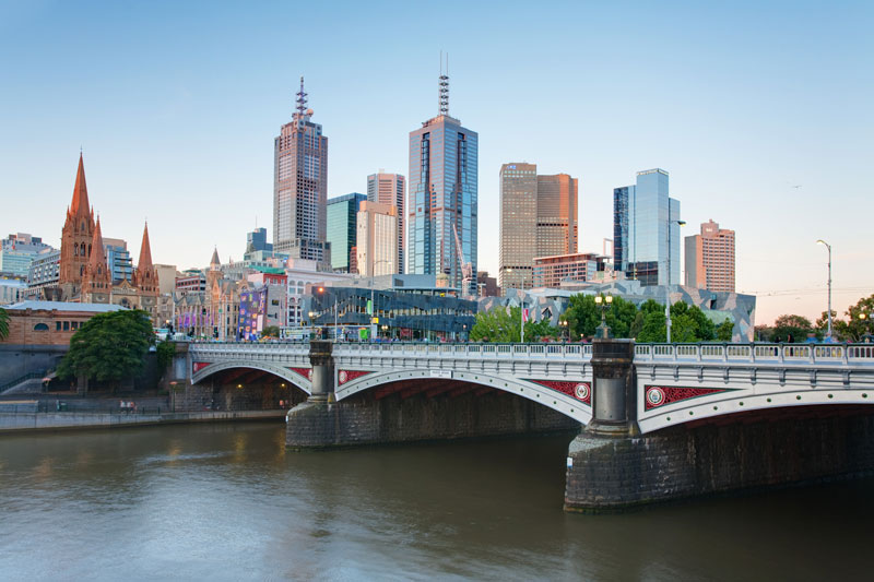 4. Melbourne. Là thành phố lớn nhất bang Victoria và là thành phố lớn thứ hai ở Australia. Melbourne xếp thứ hạng cao về giáo dục, nghiên cứu, y tế, du lịch, thể thao cùng môi trường trong lành, mát mẻ và mạng lưới giao thông công cộng rộng khắp.