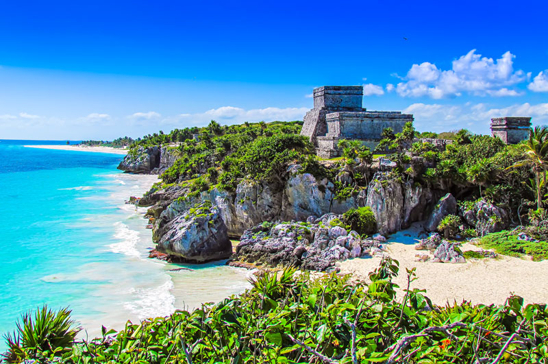 5. Tulum. Tọa lạc trên một vách núi đá cao 12m nằm ven đường bờ biển phía Đông của bán đảo Yucatan, Tulum là một điểm du lịch nổi tiếng ở Quintana Roo, Mexico mà du khách không nên bỏ lỡ.
