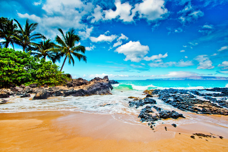 6. Maui. Là hòn đảo lớn thứ hai của quần đảo Hawaii với diện tích 1.883,5 km2 và cũng là hòn đảo lớn thứ 17 của Mỹ. Không chỉ có khung cảnh thiên nhiên phong phú, nơi đây còn có những bãi biển và thác nước đẹp.