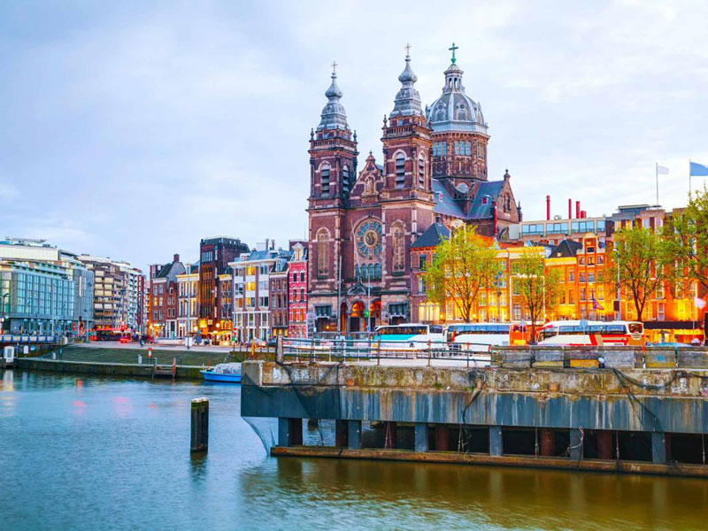 9. Amsterdam. Thủ đô chính thức của Hà Lan, nằm trên các bờ vịnh IJ và sông Amstel. Ngày nay, Amsterdam được xem là trung tâm văn hóa và tài chính của Hà Lan. Thành phố này nổi tiếng với các địa danh du lịch như bảo tàng Rijksmuseum, bảo tàng Van Gogh, bảo tàng Hermitage Amsterdam, nhà Anne Frank, phố đèn đỏ De Wallen…