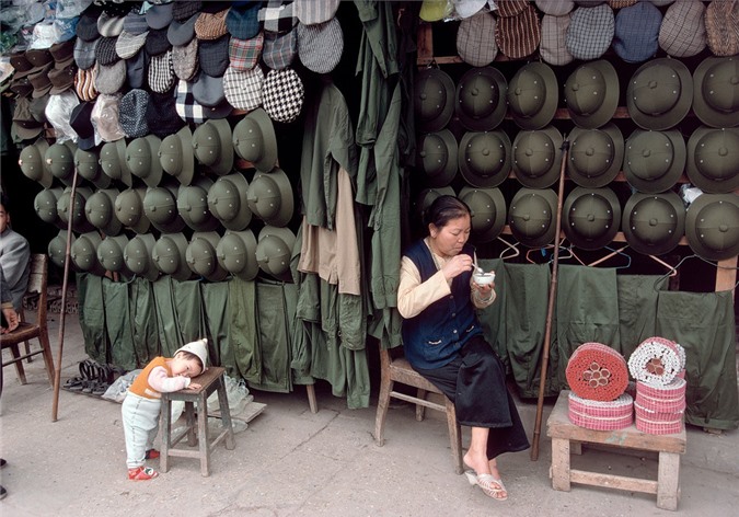 Anh chat ve Ha Noi nam 1994-1995 cua Bruno Barbey (1) - Anh 1