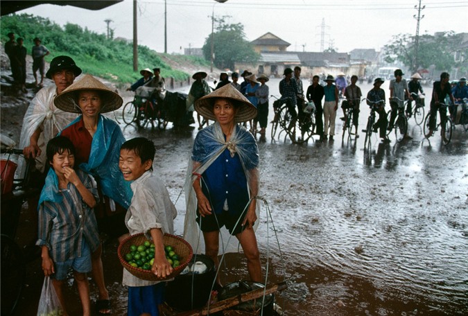 Anh chat ve Ha Noi nam 1994-1995 cua Bruno Barbey (1) - Anh 1