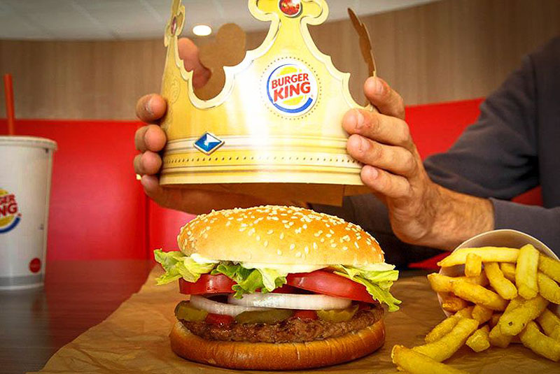 9. Thụy Sĩ. McDonald’s là thương hiệu thức ăn nhanh bán chạy nhất với gần 152 cửa hàng trong nước và cũng đóng góp 45% cho nền kinh tế của Thụy Sĩ. Ngoài ra, nhãn hàng Burger King cũng rất phát triển. Chính vì vậy, tỷ lệ béo phì của đất nước này ngày càng tăng cao.