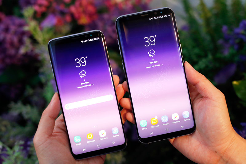 Samsung Galaxy S8 (trái) và Galaxy S8 Plus.