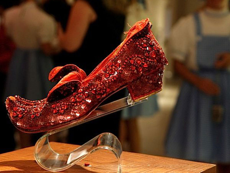 =1. Ruby Slippers by House of Harry Winston - giá: 3 triệu USD.