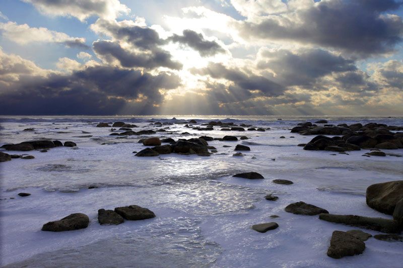 Các bãi biển của bờ biển phía Tây và phần phía Bắc của bờ biển phía Đông thường có đá và một số bãi cát.