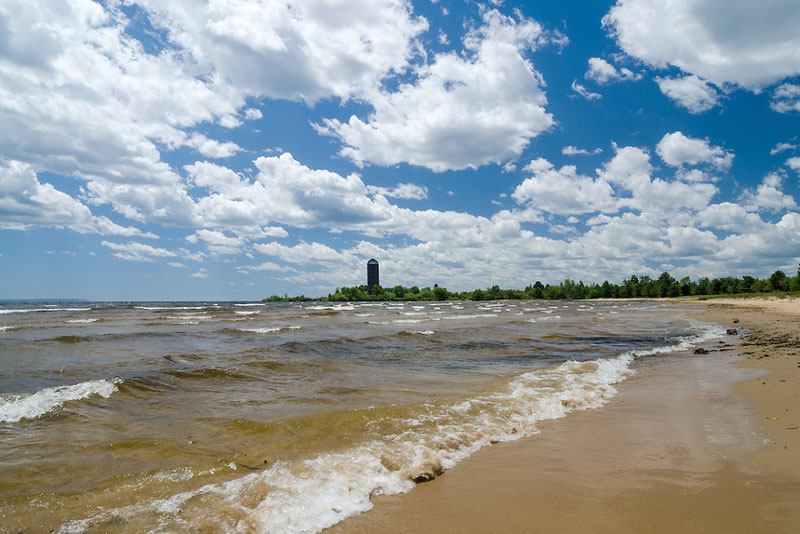 Hồ Michigan cung cấp nước sinh hoạt cho hàng triệu người ở các khu vực giánh ranh.