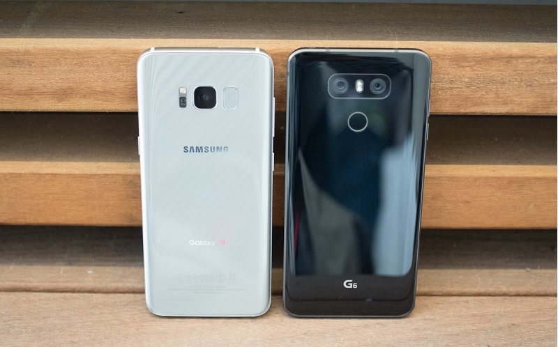 Samsung Galaxy S8 (Trái) bên cạnh đối thủ LG G6.