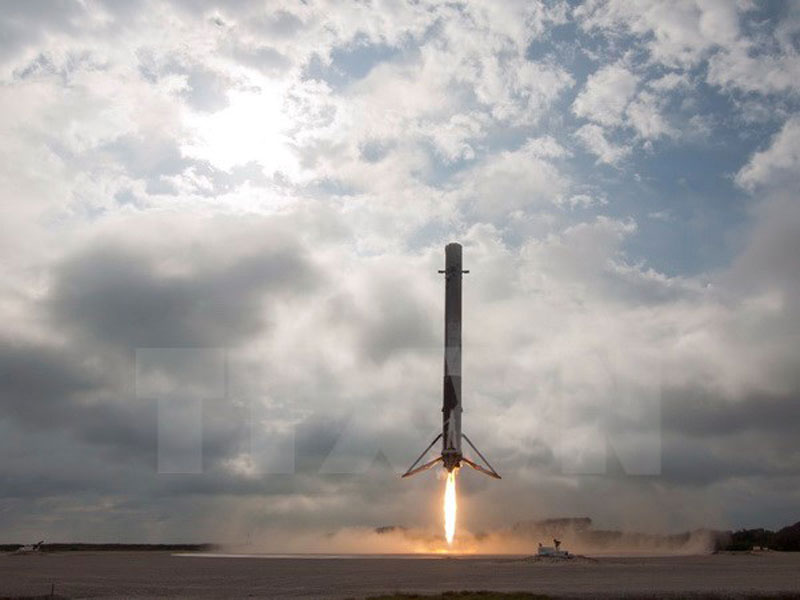 Tên lửa SpaceX Falcon 9 rời bệ phóng tại Trung tâm vũ trụ Kennedy của Cơ quan Hàng không và vũ trụ Mỹ ở Florida ngày 19/2 vừa qua. (Ảnh: EPA/TTXVN).