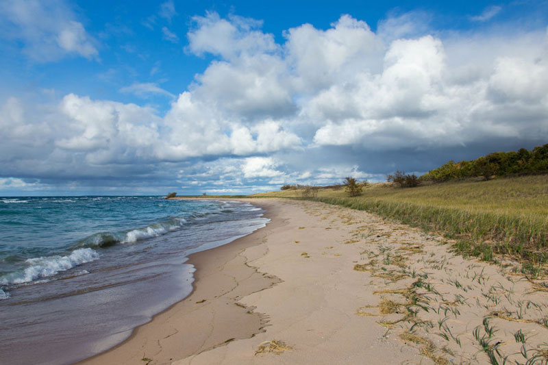 Các cồn cát nằm trên bờ phía Đông của Hồ Michigan là hệ thống cồn cát nước ngọt lớn nhất trên thế giới.