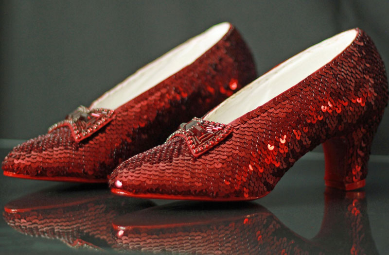 9. Ruby Slippers From The “Wizard Of Oz” - giá: 612.000 USD.