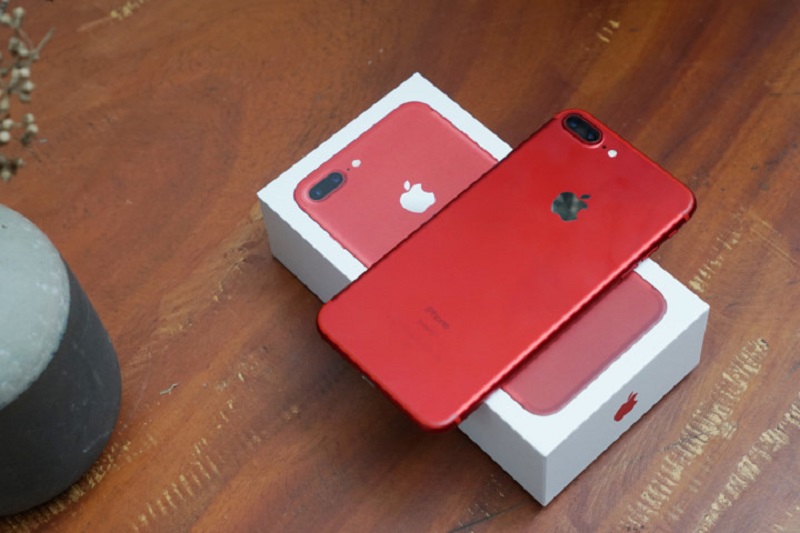 iPhone màu đỏ không hot như dự đoán ban đầu tại Việt Nam, ít nhất là ở thời điểm hiện tại. Ảnh: Thành Duy. 