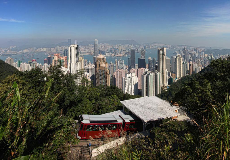 7. Tàu điện Peak. Chạy từ đường Admiralty để đỉnh Victoria qua Mid-Levels, nó được coi là điểm đến tuyệt vời nhất Hồng Kông. Chỉ mất 7 phút để đi hết chặng đường và hành khách sẽ có một trải nghiệm đáng nhớ, khi các tòa nhà chọc trời lướt qua bạn trong khi xe điện chạy lên sườn dốc đứng.