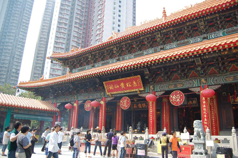 9. Đền Wong Tai Sin. Là ngôi đền nổi tiếng và thu hút lượng lớn khách du lịch ở Hồng Kông. Đền mở cửa từ 7 giờ đến 5 giờ 30 chiều trong suốt cả năm. Hầu hết những người tới đây vừa cầu nguyện cho cuộc sống bình an cùng thăm thú phong cách, kiến trúc độc đáo của ngôi đền này.