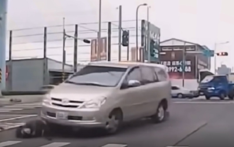 Người điều khiển xe máy bị xe ô tô cán ngang qua người sau va chạm.