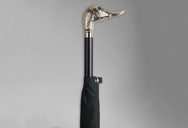2. Burberry Nubuck Ostrick Handle Umbrella - giá: 850 USD (tương đương 19,24 triệu đồng).