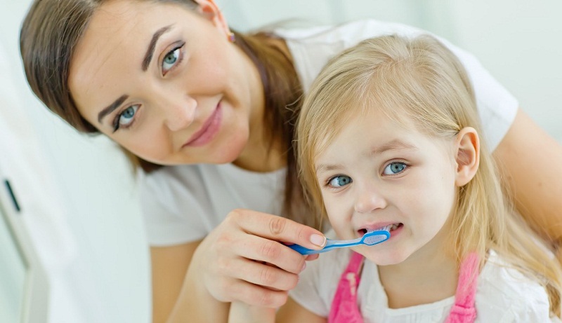 Giữ răng việc sạch sẽ. Hãy tạo cho bé thói quen giữ gìn vệ sinh răng miệng. Khi đó, bé sẽ tự tin hơn khi đến gặp nha sĩ. Ảnh minh họa.
