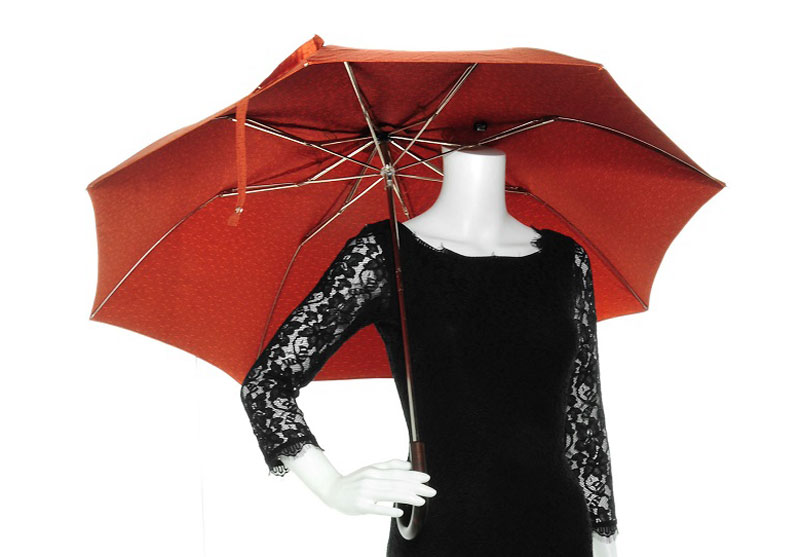 7. Hermes Pluie de H Folding Umbrella - giá: 485 USD (tương đương 10,98 triệu đồng).