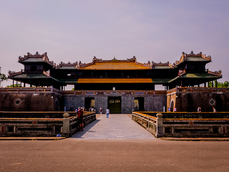 2. Kinh thành Huế. Lòa thành ở cố đô Huế, nơi đóng đô của vương triều nhà Nguyễn trong suốt 143 năm (từ 1802 - 1945). Hiện nay, Kinh thành Huế là một trong số các di tích thuộc cụm Quần thể di tích Cố đô Huế được UNESCO công nhận là Di sản Văn hoá Thế giới.