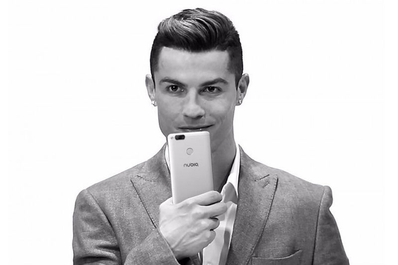 Cristiano Ronaldo bảnh bao bên ZTE Nubia Z17 mini.