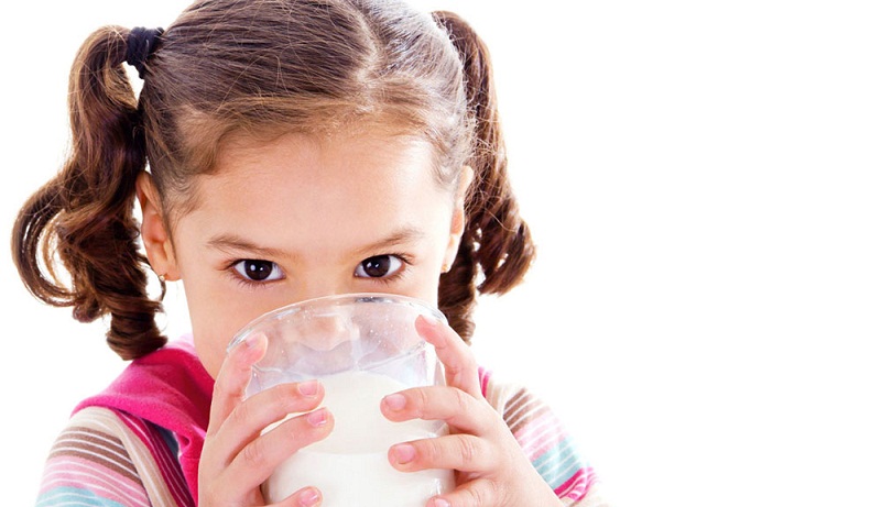 Sữa tươi có mùi vị thơm ngon, dễ uống và dễ tiêu hóa. Đây là loại thực phẩm có thể sử dụng hằng ngày. Ảnh minh họa.