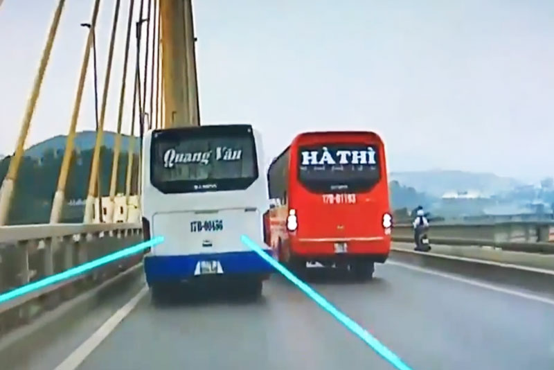 2 xe khách Thái Bình chèn ép nhau trên cầu.