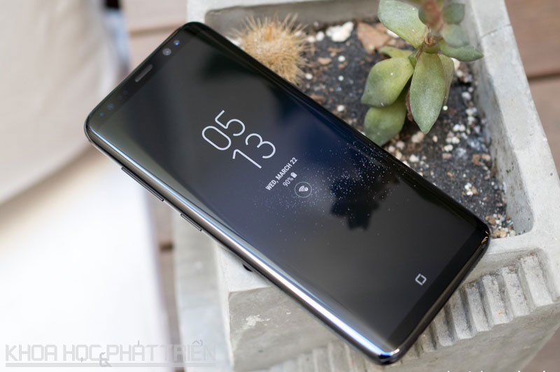 Màn hình Samsung Galaxy S8 vẫn có tính năng Always-on giúp hiển thị thông báo, mức pin, thời gian ngay cả khi đã khoá màn hình.