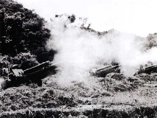 Pháo binh ta đồng loạt tiến công quân Pháp ở Điện Biên Phủ. (ảnh: tư liệu)