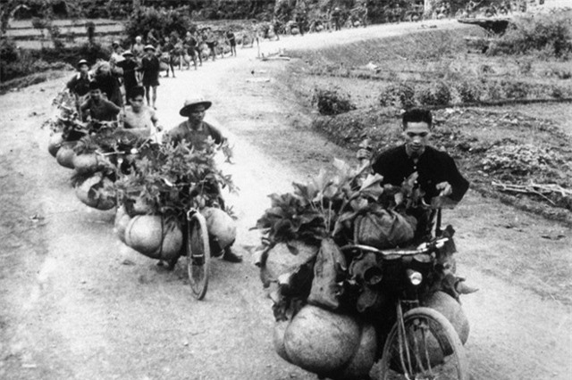 Đoàn xe đạp thồ trên đường lên Điện Biên Phủ.