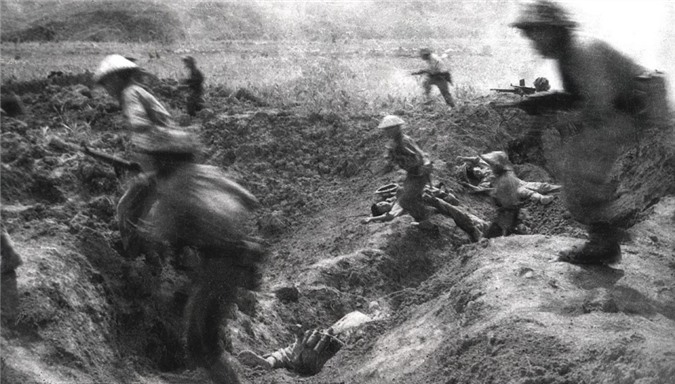 Các chiến sĩ bộ đội tấn công những cứ điểm của Pháp tại sân bay Mường Thanh trong chiến dịch Điện Biên Phủ vào tháng 4/1954. Chiến thắng của quân đội Việt Nam đánh dấu sự sụp đổ của chính quyền thực dân Pháp ở Đông Dương, khiến thế giới kinh ngạc về kỳ tích của một nền quân đội kém ưu thế hơn về khí tài quân sự trước nước Pháp.