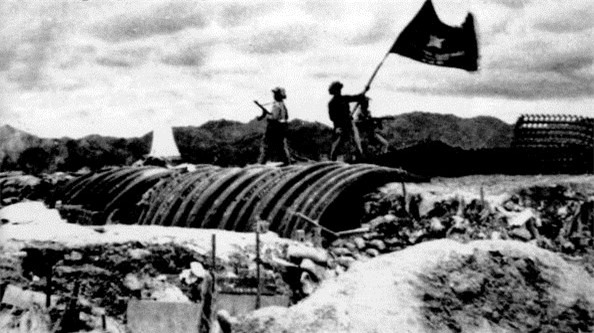 17h30 ngày 7/5/1954, bộ đội Việt Nam vẫy lá cờ chiến thắng trên nóc hầm của chỉ huy lực lượng Pháp, tướng De Castries. Sau thất bại của quân đội Pháp, hội nghị Geneva bắt đầu bàn về vấn đề Đông Dương từ ngày 8/5/1954. Sau hội nghị, Pháp công nhận quyền tự do, thống nhất, chủ quyền và toàn vẹn lãnh thổ của các nước Đông Dương gồm Việt Nam, Lào và Campuchia.