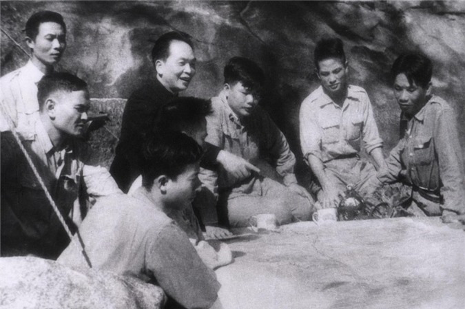 Những người lính chỉ huy trong chiến dịch Điện Biên Phủ cùng thảo luận kế hoạch tác chiến với Đại tướng Võ Nguyên Giáp (áo đen) vào tháng 3/1954. 17h30 ngày 13/3/1954, Đại tướng Giáp ra lệnh nổ súng. Đợt tấn công đầu tiên diễn ra từ ngày 13/3 đến 17/3. Sau 5 ngày, quân ta làm chủ Him Lam, Độc Lập và Bản Kéo.