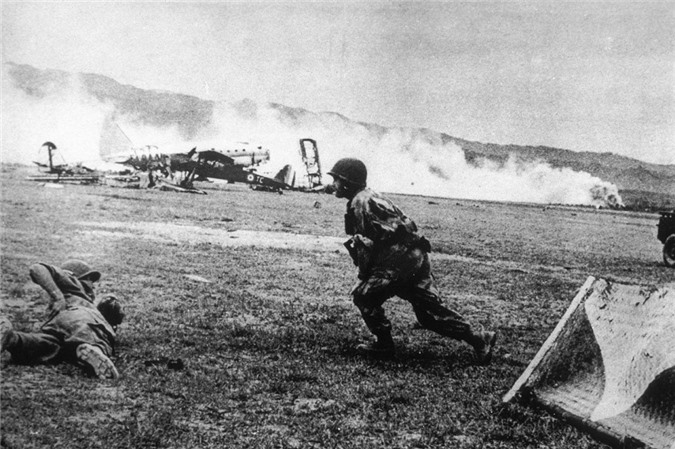 Một máy bay Pháp rơi xuống mặt đất sau khi nó trúng pháo phòng không của bộ đội Việt Nam. Việc người dân Việt Nam có thể di chuyển những khẩu pháo vượt qua núi đồi và tiến vào các cứ điểm chiến lược của Pháp khiến binh sĩ nước này kinh ngạc. Đợt 2 của chiến dịch bắt đầu từ ngày 30/3 đến 30/4, tiến công vào các cứ điểm phía đông. Đây là đợt tấn công quyết liệt nhất giữa hai bên.