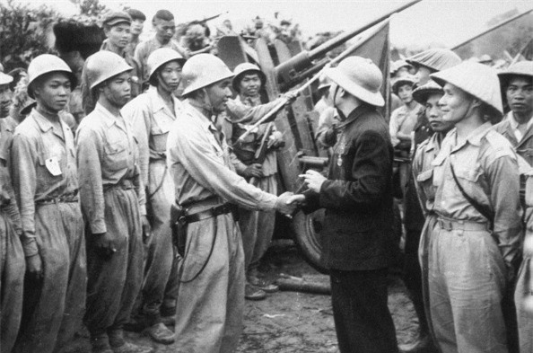 Đại tướng Võ Nguyên Giáp chúc mừng và động viên lực lượng phòng không sau một chiến thắng vào ngày 1/5/1954. Quân đội Việt Nam mở đợt tiến công lần 3 từ ngày 1/5 đến 7/5, đánh chiếm các cứ điểm còn lại. Đồi A1, cứ điểm kiên cố nhất, phải đến ngày 6/5 mới thất thủ và thuộc quyền kiểm soát của bộ đội.