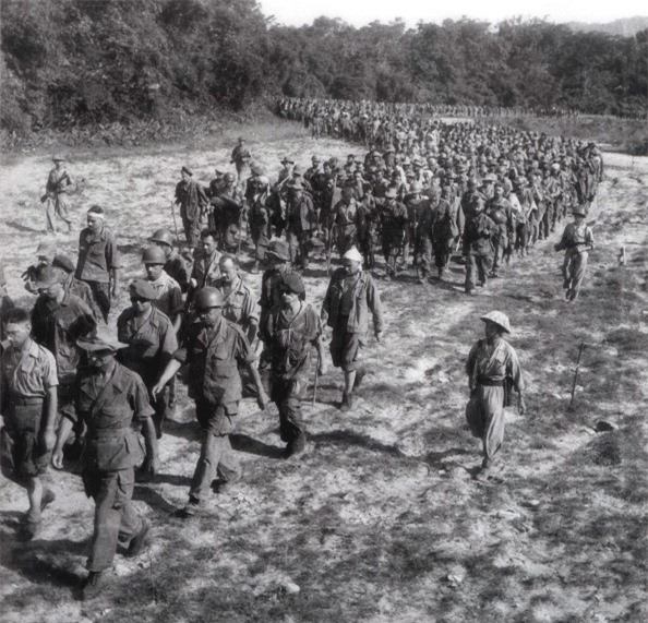 Những binh sĩ Pháp đầu hàng được áp giải đến nơi tạm giam trước sự canh gác của bộ đội Việt Nam.