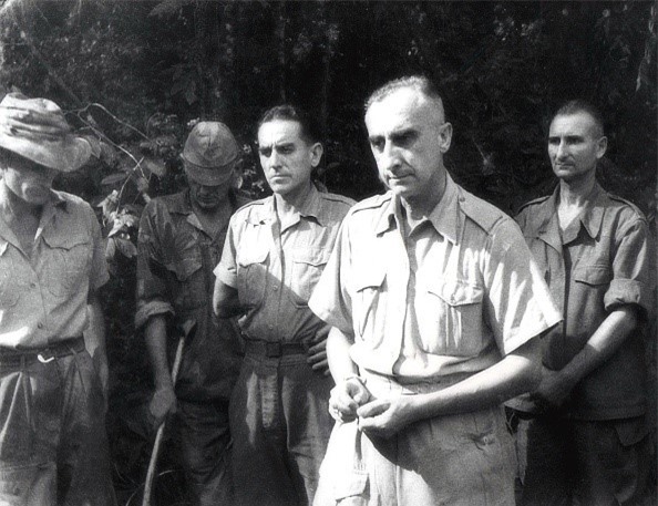 Tướng De Castries, chỉ huy lực lượng Pháp tham gia chiến dịch Điện Biên Phủ, và các sĩ quan cao cấp người Pháp ra đầu hàng quân đội Việt Nam vào ngày 7/5/1954.