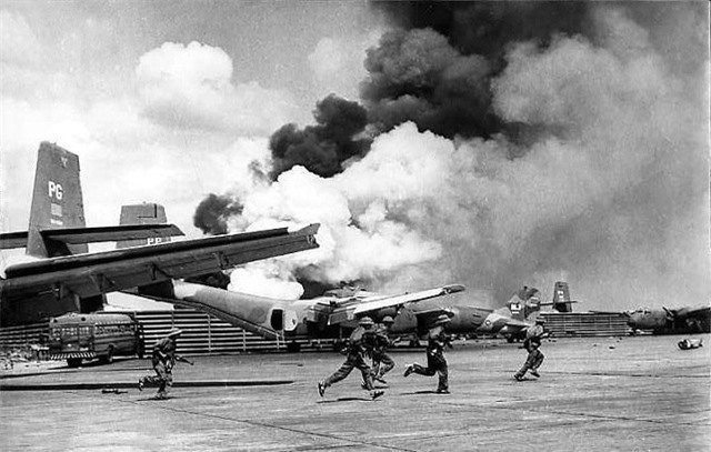 Sáng 30/4/1975, Sư đoàn 10, Quân đoàn 3 đánh chiếm Sân bay Tân Sơn Nhất Ảnh internet