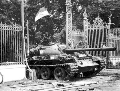 Xe tăng quân giải phóng húc đổ cánh cổng Dinh Độc Lập ngày 30/4/1975. Ảnh internet