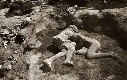 Sự thật khó tin về cặp đôi ôm nhau dưới đống tro tàn cách đây 2.000 năm - 1