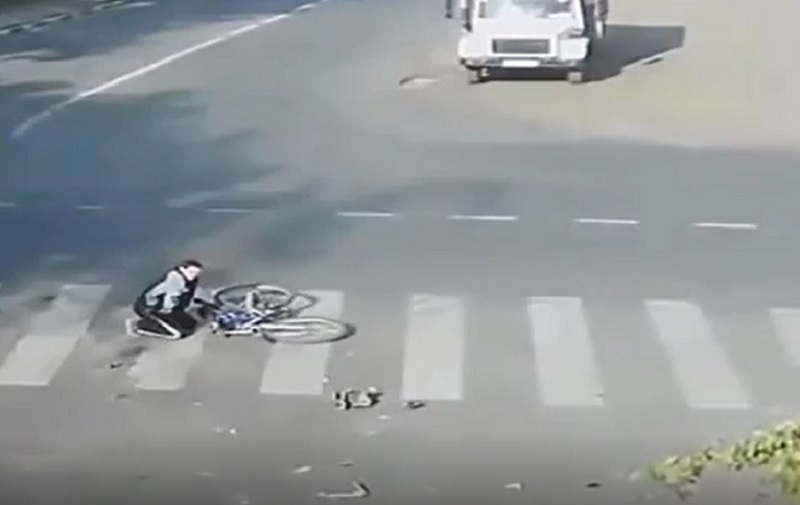 Nam thanh niên lái xe đạp may mắn thoát chết.